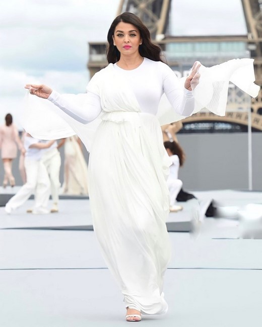Bollywood actress aishwarya rai owns the runway at paris fashion week videos pics go viral-Aishwarya Rai, Aishwaryarai Photos,Spicy Hot Pics,Images,High Resolution WallPapers Download